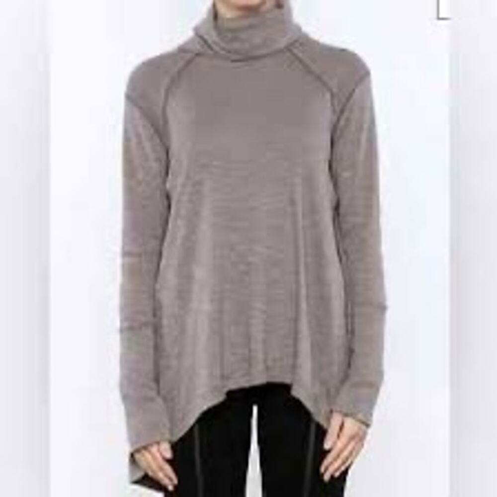 Free People We The Free Turtle Neck Slit Back Hi-Lo Sweater Size XS Taupe - Picture 6 of 14